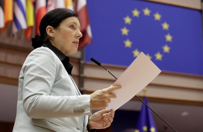 La commissaire européenne chargée du respect des valeurs de l’UE et de la transparence, Vera Jourova, lors d’une session plénière au Parlement européen à Bruxelles, le 25 novembre 2020. 