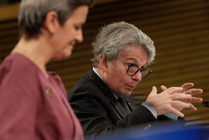 Au premier plan, Margrethe Vestager, commissaire à la concurrence, au second, Thierry Breton, son homologue au marché intérieur, le 25 novembre à Bruxelles.