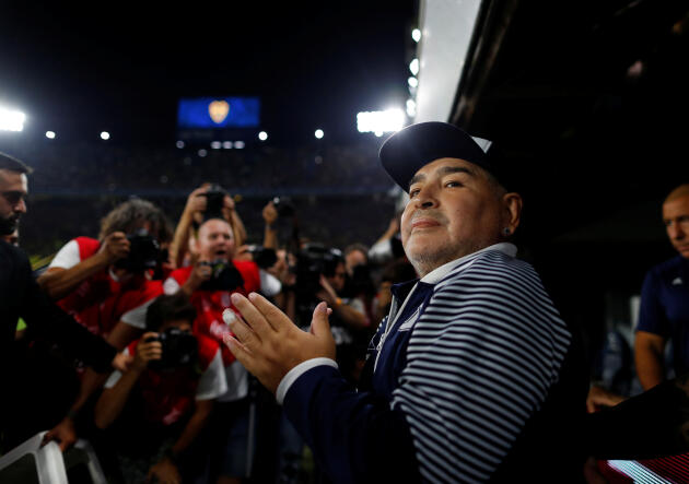 Diego Maradona assiste à un match, le 7 mars 2020 à Buenos Aires.