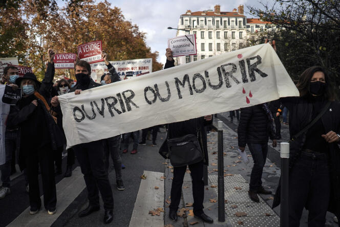 Manifestation de propriétaires de commerces, bars et restaurants contre la fermeture de leurs établissements, à Lyon, le 16 novembre 2020.