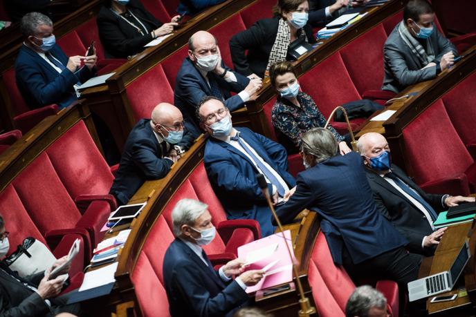 Les députés Les Républicains Damien Abad (au centre), Eric Ciotti et Guillaume Larrivé (de dos) s’entretiennent sur les bancs de l’Assemblée nationale, le 24 novembre.