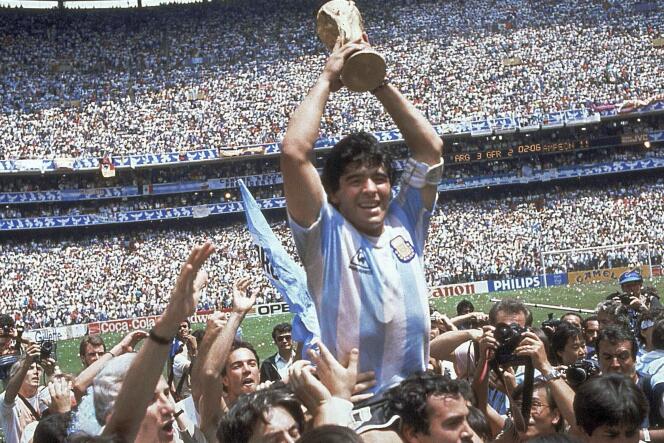 Diego Maradona porté en triomphe par ses coéquipiers après le titre mondial de l’Argentine, le 29 juin 1986 à Mexico.
