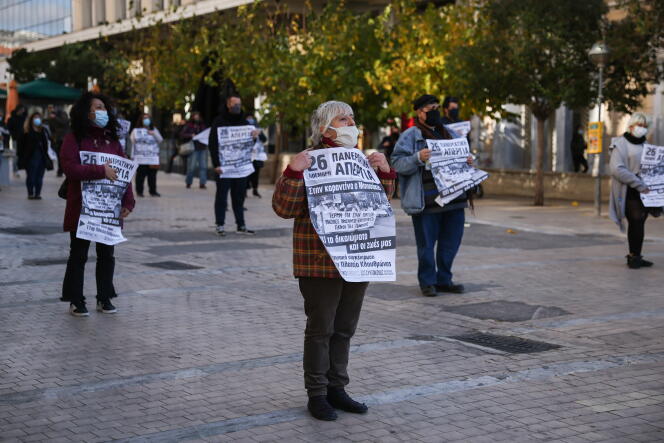 Manifestation le 26 novembre à Athènes, à l’occasion d’une grève générale dans les services publics pour demander le recrutement de soignants.