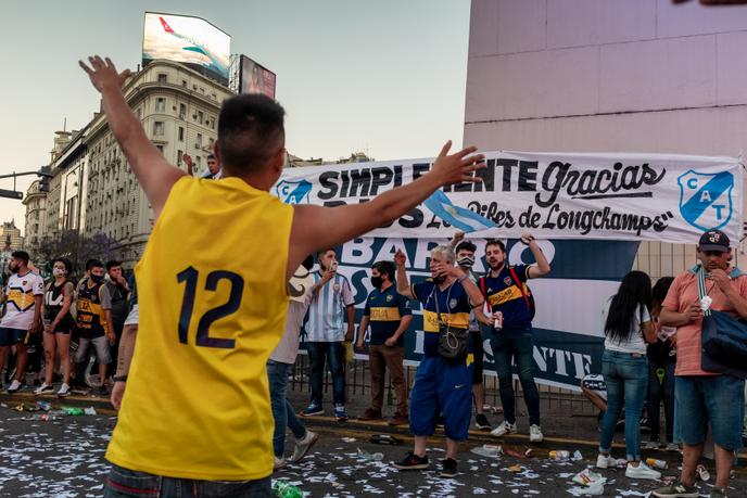 Fans of all generations gathered at the Obelisco in tribute to Maradona.