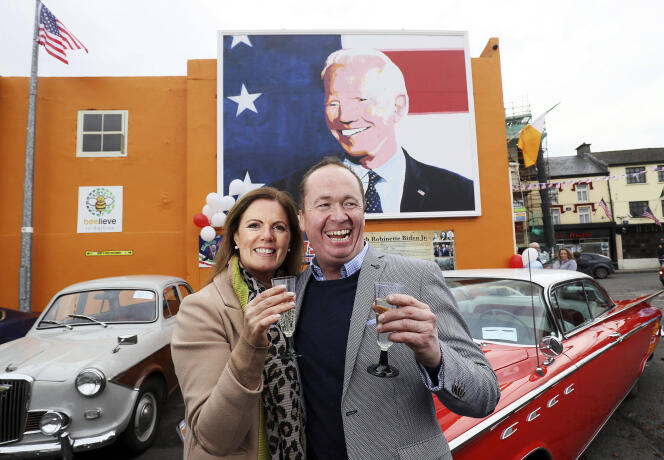 Joe Blewitt, plombier irlandais, cousin du président élu américain Joe Biden, célèbre les résultats de l’élection avec sa femme, le 7 novembre à Ballina.