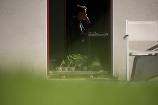 Une femme travaille depuis chez elle à Vertou, près de Nantes, le 14 mai.