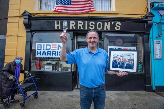 Le propriétaire d’un pub à Ballina (Irlande), le 8 novembre, avec une photo où il est compagnie du président élu américain, Joe Biden.