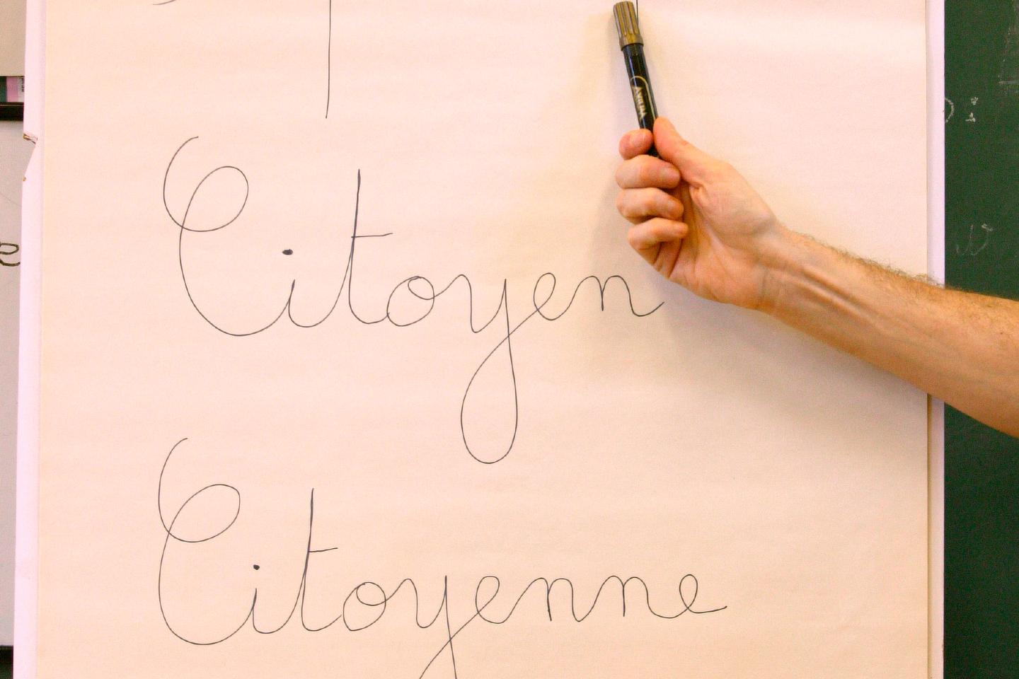 « une école qui ne forme plus au débat, mais à la sage écoute, et qui ne forme plus des citoyens éclairés, mais de dociles exécutants »