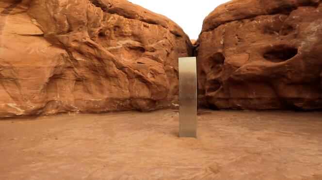 Le 25 novembre 2020, le monolithe de métal est vu dans le désert de Red Rock, dans l’Utah, aux États-Unis, dans cette image fixe obtenue à partir d’une vidéo de médias sociaux.