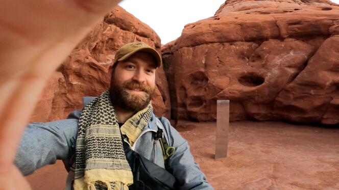 David Surber pose après avoir découvert l’emplacement du monolithe de métal dans le désert de Red Rock, dans l’Utah, aux Etats-Unis, le 25 novembre 2020.