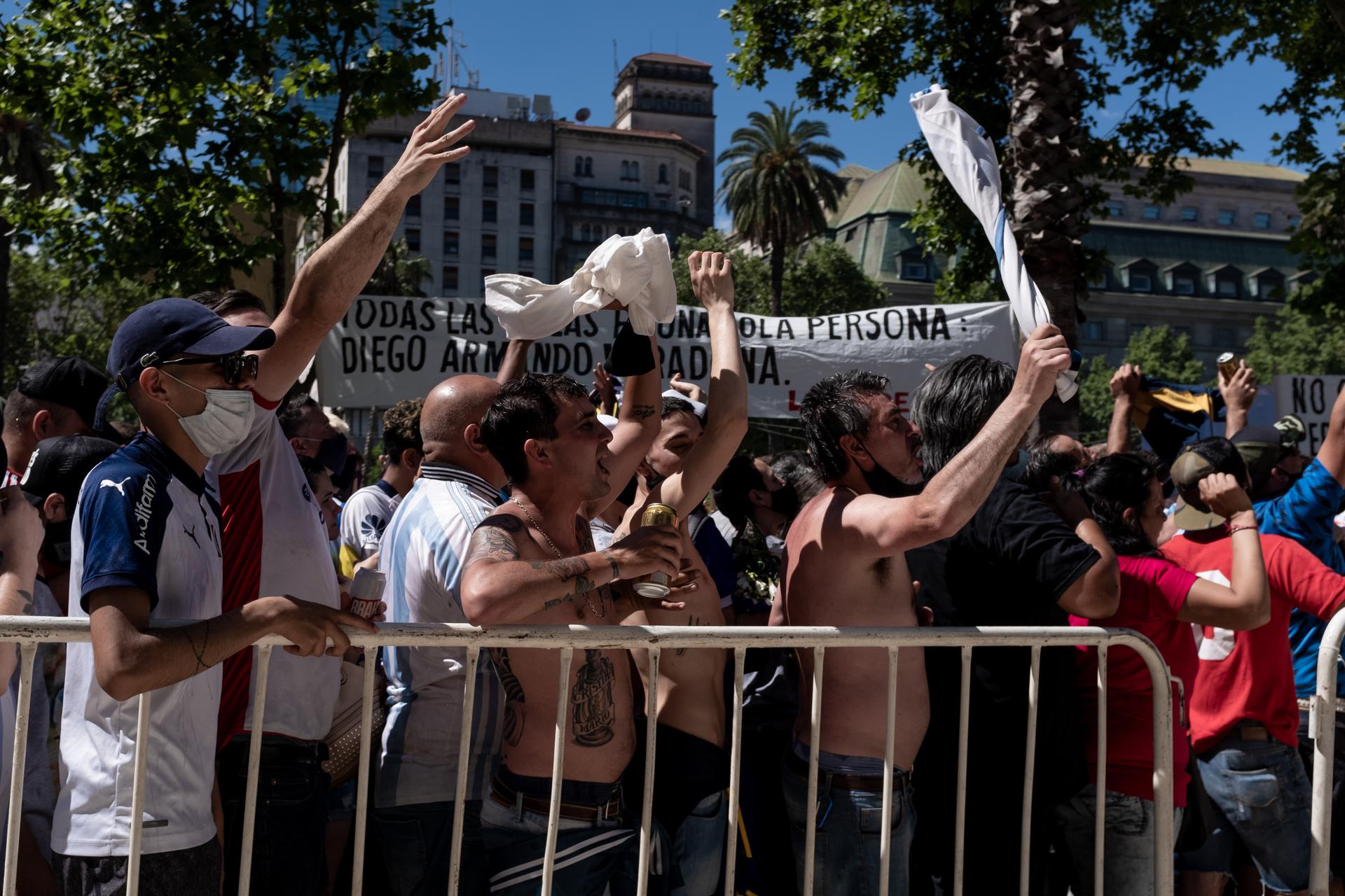 After the death of Diego Maradona, a chaotic day of tributes in Argentina