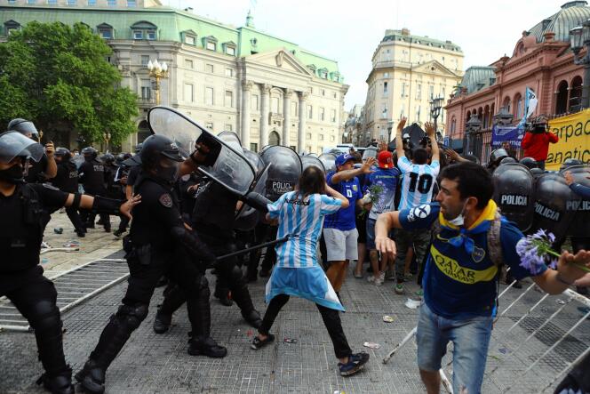 Affrontements devant le palais présidentiel Casa Rosada, lors de la veillée funèbre pour Maradona, le 26 novembre à Buenos Aires (Argentine).