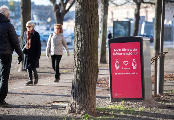 Un signe qui rappelle la distance sociale recommandée face à une épidémie de coronavirus à Stockholm le 20 novembre.
