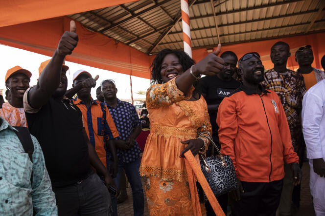 Des partisans du président sortant, Roch Marc Christian Kaboré, fêtent sa réélection, le 26 novembre à Ouagadougou (Burkina Faso).