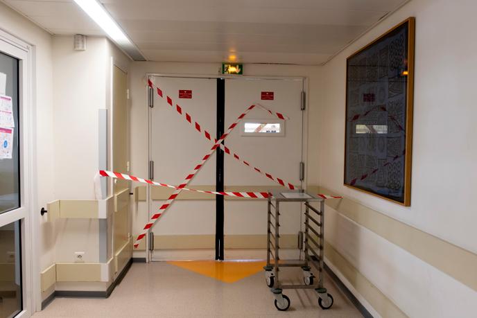 Dans un couloir du service de réanimation Covid de l’hôpital de la Pitié-Salpêtrière AP-HP, le 17 septembre à Paris.
