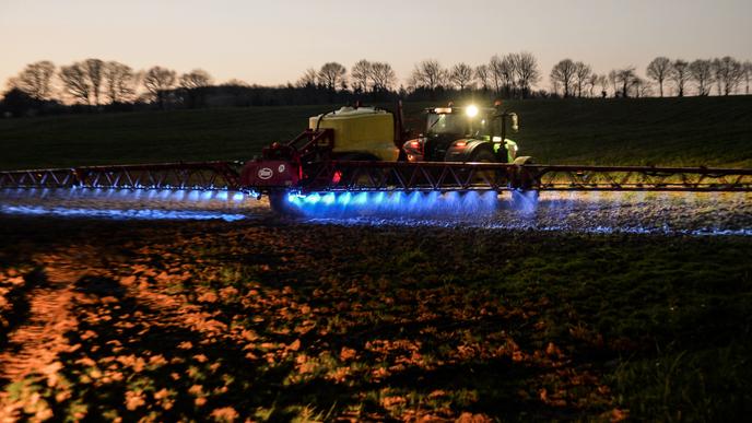Un agriculteur pulvérise du glyphosate, en 2019 à Saint-Léonard-des-Bois (Sarthe).