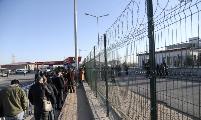 Devant le complexe pénitentiaire de Sincan, près d’Ankara, jeudi 26 novembre.