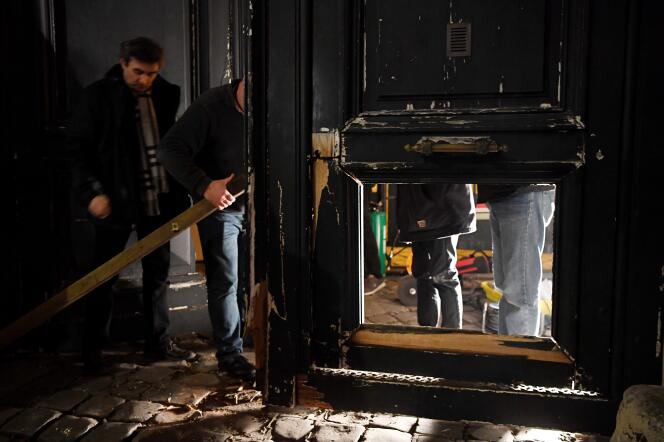 La porte du ministère de Benjamin Griveau, forcée à l’aide d’un chariot élévateur le 5 janvier 2019 à Paris.