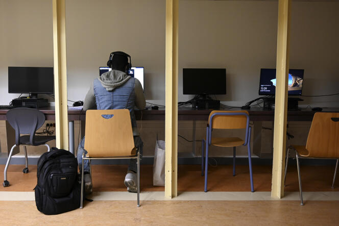 Un étudiant suit ses cours à distance depuis une salle de l’université Aix-Marseille, le 19 novembre.