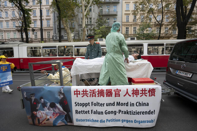 Lors d’une manifestation du mouvement religieux Falun Gong, à Vienne, en 2018, accusant Pékin de se livrer à du trafic d’organes.