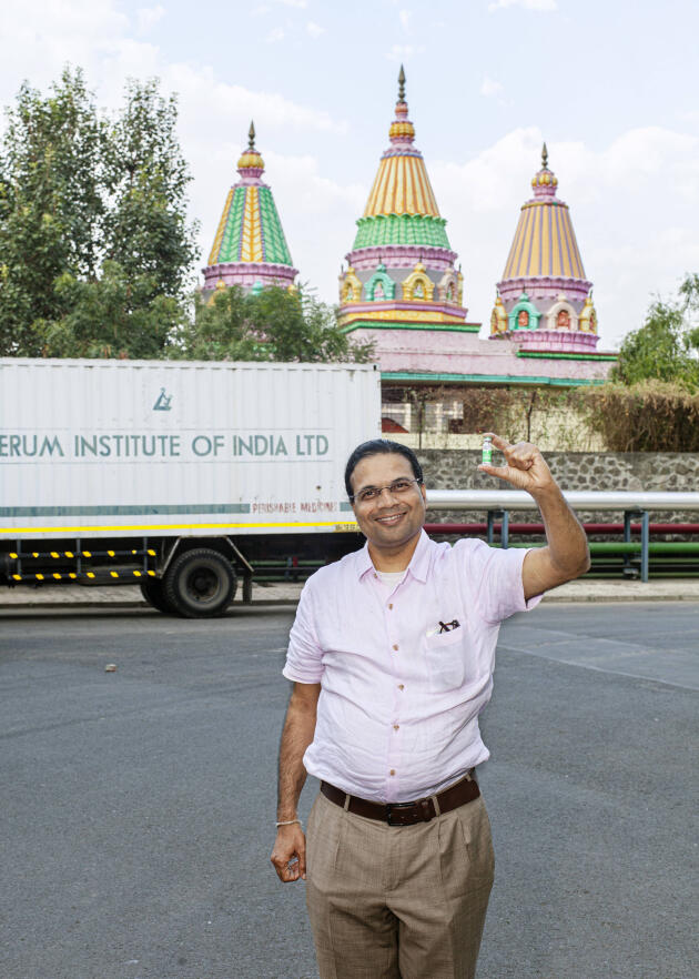 Umesh Shaligram, directeur de la production, montre un flacon de démonstration du vaccin Astrazeneca, le 26 novembre à Pune (Inde).