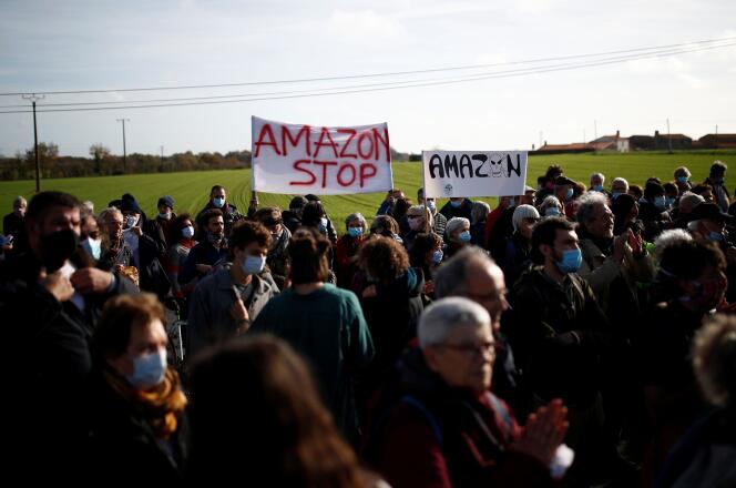 Manifestation contre la construction d’une plate-forme logistique Amazon, le 17 novembre à Montbert (Loire-Atlantique).