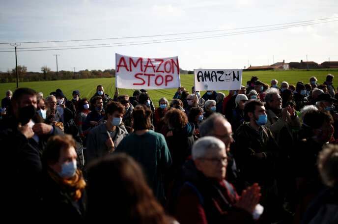 Manifestation contre la construction d'une plateforme logistique Amazon, 17 novembre à Montbert (Loire-Atlantique).