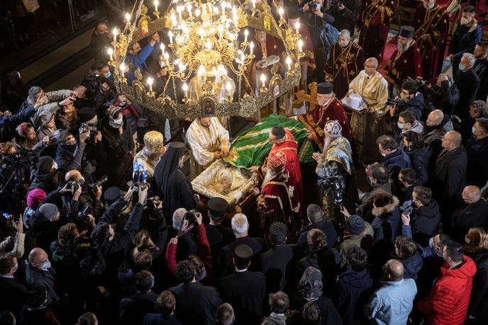 Last tribute around the coffin of Serbian patriarch Irinej, at the Cathedral of Archangel Michael in Belgrade, on November 21.