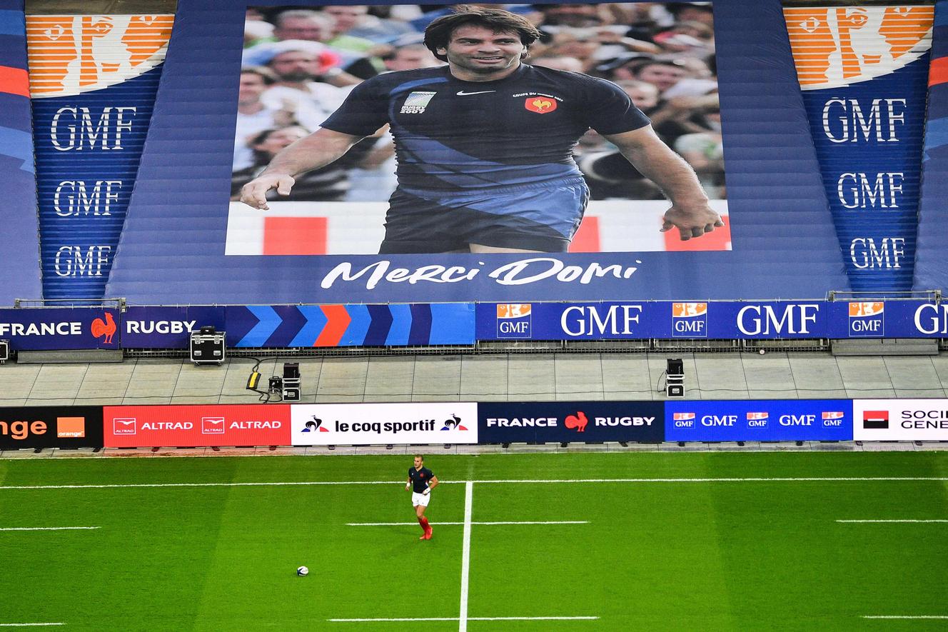 Il ritratto dell'ex nazionale francese Christophe Domicini, scomparso questa settimana, è stato esposto sugli spalti dello Stade de France per la partita contro l'Italia.