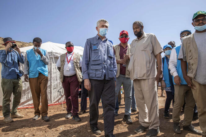 Filippo Grandi au camp de réfugiés d’Umm Rakouba, dans l’est du Soudan, en novembre 2020.