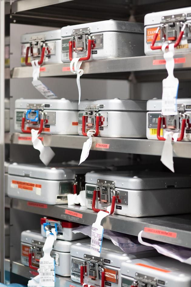 Le 25 novembre au service de chirurgie et de réanimation chirurgicale de l’hôpital Bichat. Les boîtes de chirurgie dans lesquelles sont préparés et stérilisés tous les instruments. Chaque boîte est spécifique à une intervention.