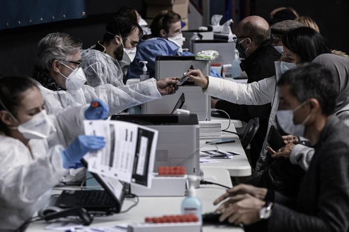 Au palais des sports à Lyon, reconverti en site de tests du Covid, le 12 octobre.
