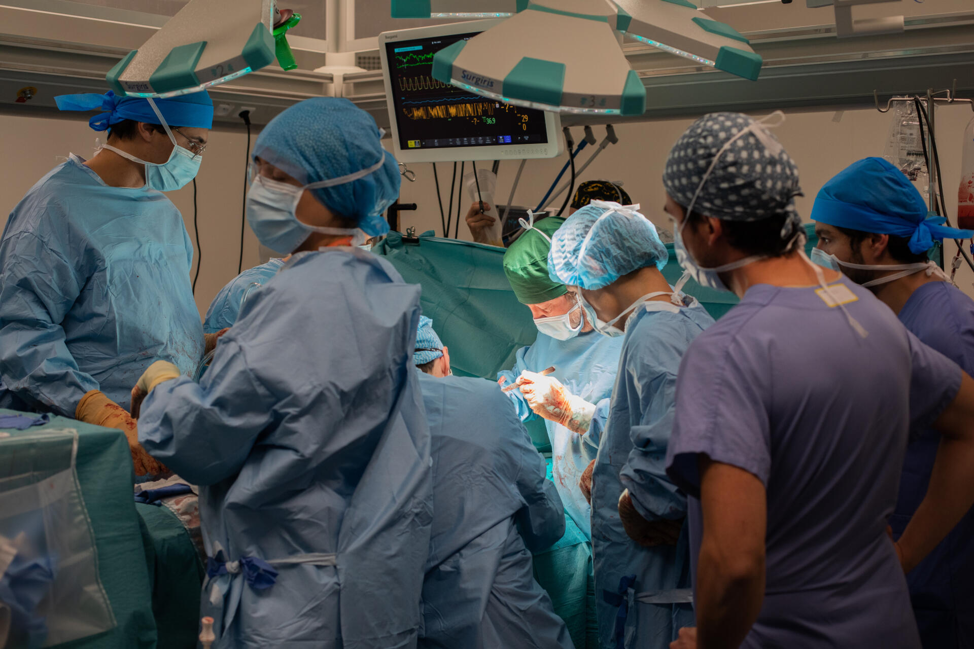 Le professeur Yves Castier (au centre, avec le bonnet vert) pendant une greffe bi-pulmonaire, le 25 novembre à l’hôpital Bichat.