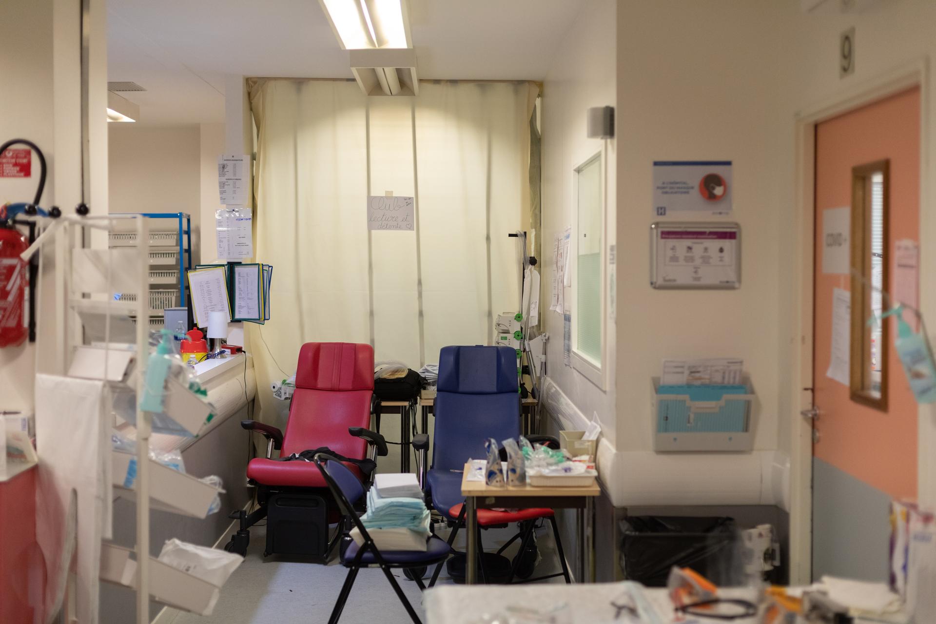 La salle de réanimation chirurgicale est séparée en deux pour acueillir des patients Covid, ici le 25 novembre.