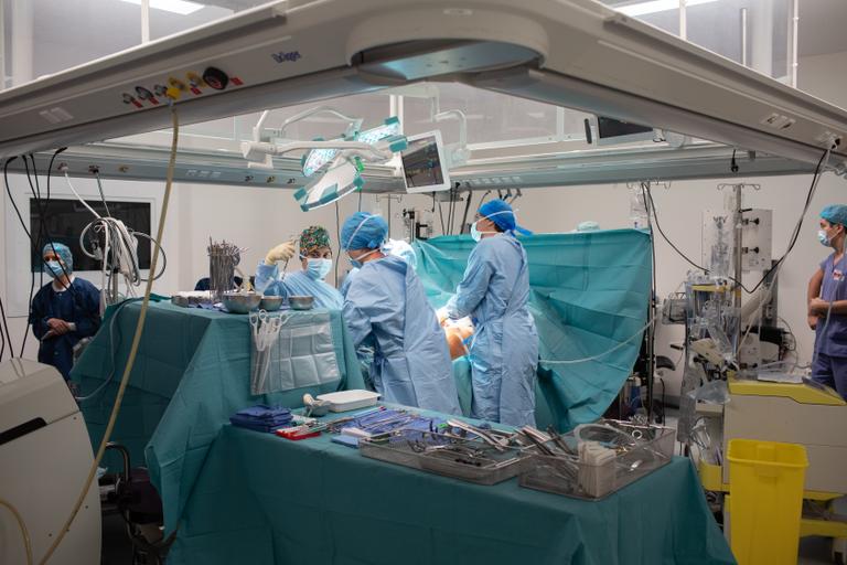 JULIE BALAGUE POUR LE MONDE PREPARATION D UN PATIENT POUR UNE GREFFE BI PULMONAIRE, REPORTAGE SUR LE SERVICE DE CHIRURGIE ET DE REANIMATION CHIRURGICALE DE L HOPITAL BICHAT A PARIS PENDANT LA SECONDE VAGUE DE LA CRISE DU CORONAVIRUS, PARIS, 25 NOVEMBRE 2020
