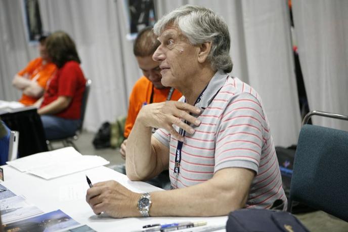 L’acteur britannique, Dave Prowse, qui a incarné le personnage de Dark Vador, signe des autographes, le 28 mai 2007.
