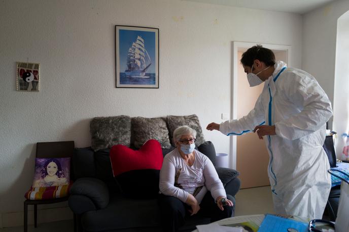 Un docteur libéral en consultation à domicile, le 21 avril à Sondersdorf (Haut-Rhin).