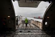 Du matériel médical est chargé à bord d’un avion cargo, à l’aéroport Charles-de-Gaulle, le 25 novembre.