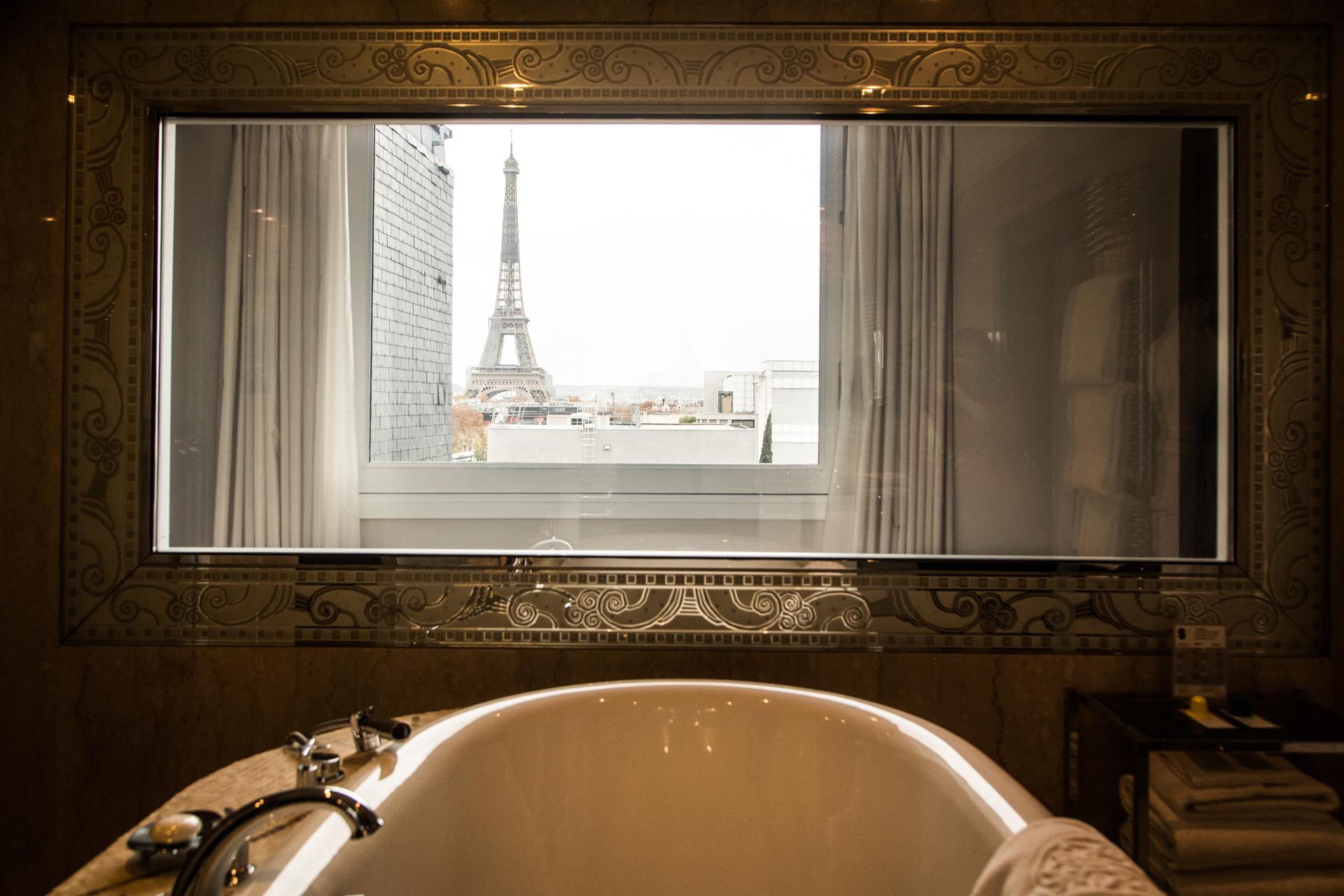 Covid 19 Le Plaza Athenee Un Palace Parisien Deserte