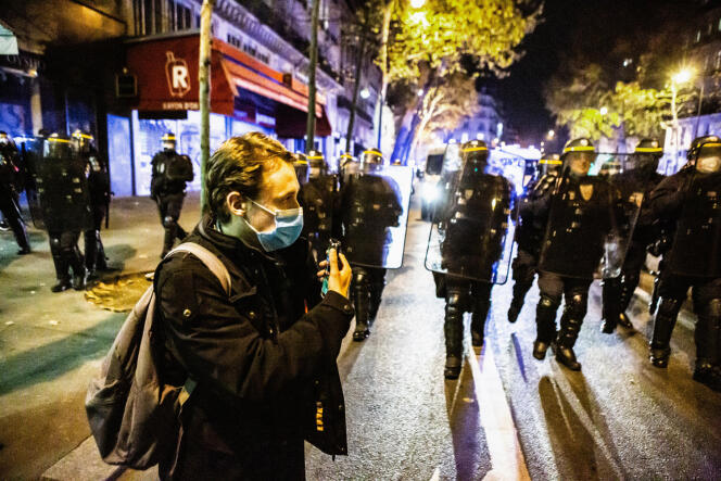 Rémy Buisine lors d’une manifestation contre l’expulsion de migrants, la veille, près de la place de la République à Paris, le 24 novembre.