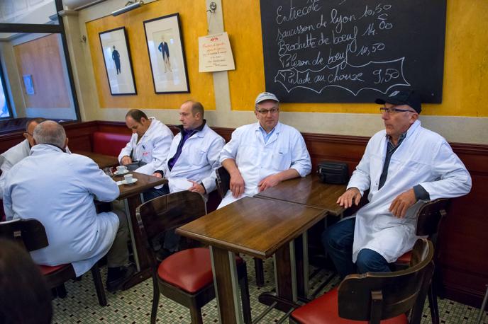 Les établissements de Rungis (ici, dans un des cafés du marché, en 2014) ont convaincu les autorités de les considérer comme des restaurants d’entreprise.