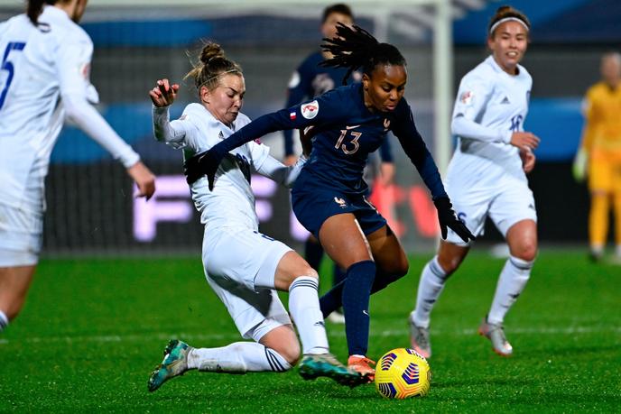 L’attaquante française Emelyne Laurent (à droite) se bat pour le ballon avec la défenseuse kazakhe Anastassiya Vlassova lors du match de qualification du groupe G pour l’UEFA Euro 2022 entre la France et le Kazakhstan, au stade Rabine, à Vannes, le 1er décembre 2020.