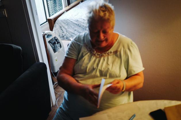 Un concentrateur en oxygène derrière Josiane Loyot, pour son traitement en oxygénothérapie à domicile à Montigny-lès-Cormeilles (Val-d’Oise).