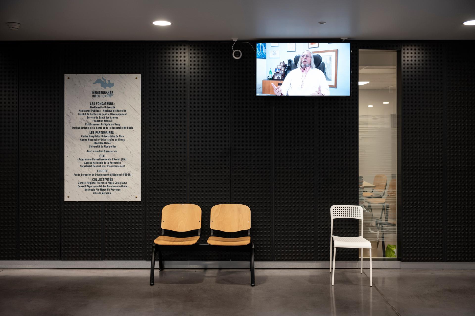 Dans le hall d’entrée de l’IHU Méditerranée Infection, une télévison diffuse les vidéos YouTube de Didier Raoult, le 24 novembre.