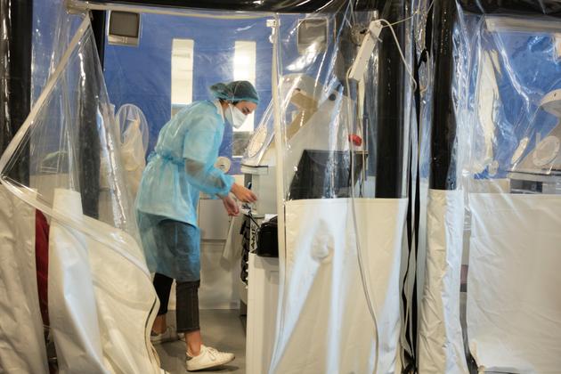 Une tente de dépistage rapide à l’IHU de Marseille le 24 novembre.