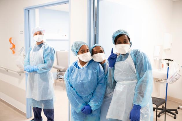 Les aides soignantes qui procèdent aux tests PCR dans des salles de prélèvements de l’IHU de Marseille.