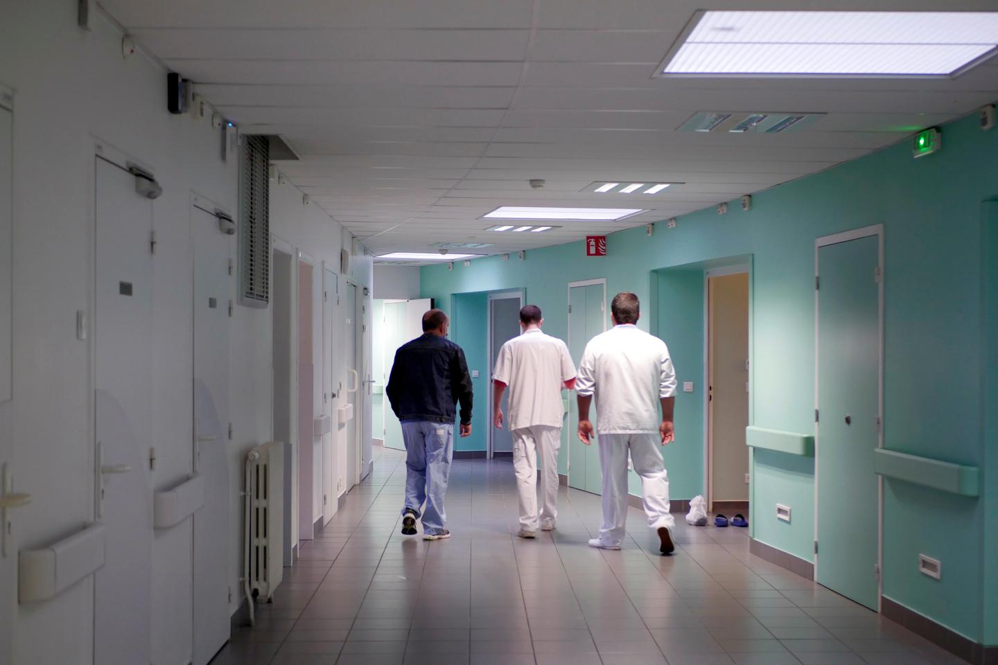 Más de la mitad de los médicos de los hospitales públicos en huelga, según los sindicatos, para advertir de la falta de atractivo