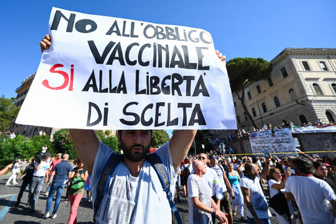 Lors d’une manifestation antimasques, le 5 septembre à Rome. Sur la pancarte : « Non à l’obligation vaccinale, oui à la liberté de choisir ».
