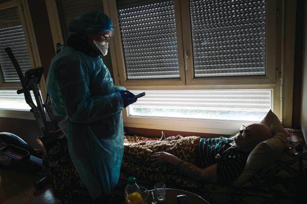 Argenteuil, le 20 novembre. Cécile Hubert, infirmière, vérifie l'état de santé de Lucien Joyes, placé en oxygénothérapie à domicile suite à son séjour à l'hôpital après avoir été infecté par le Covid-19.