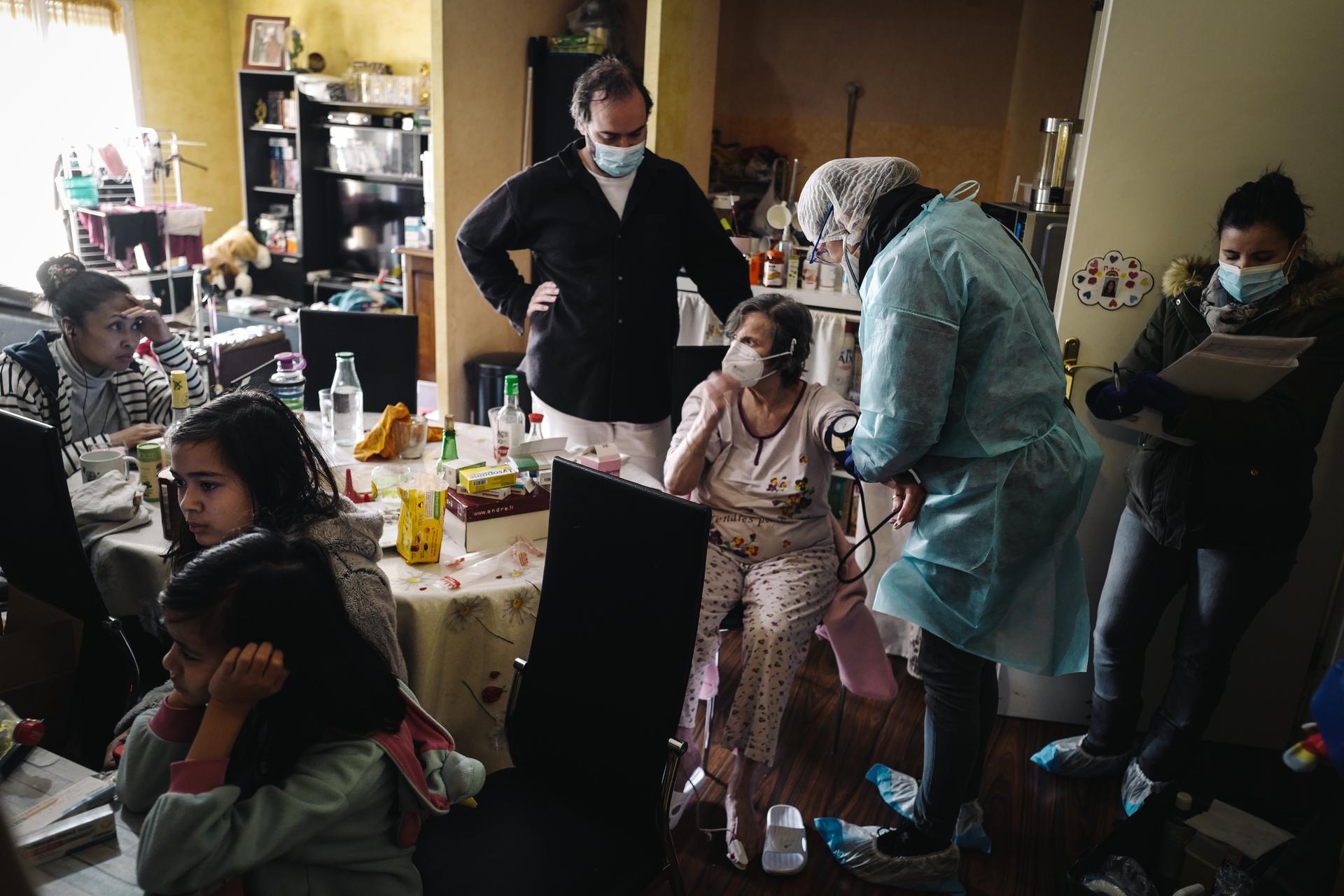 Suivi de la patiente Danielle Beroule, placée en oxygénothérapie à domicile à Argenteuil, le 20 novembre.